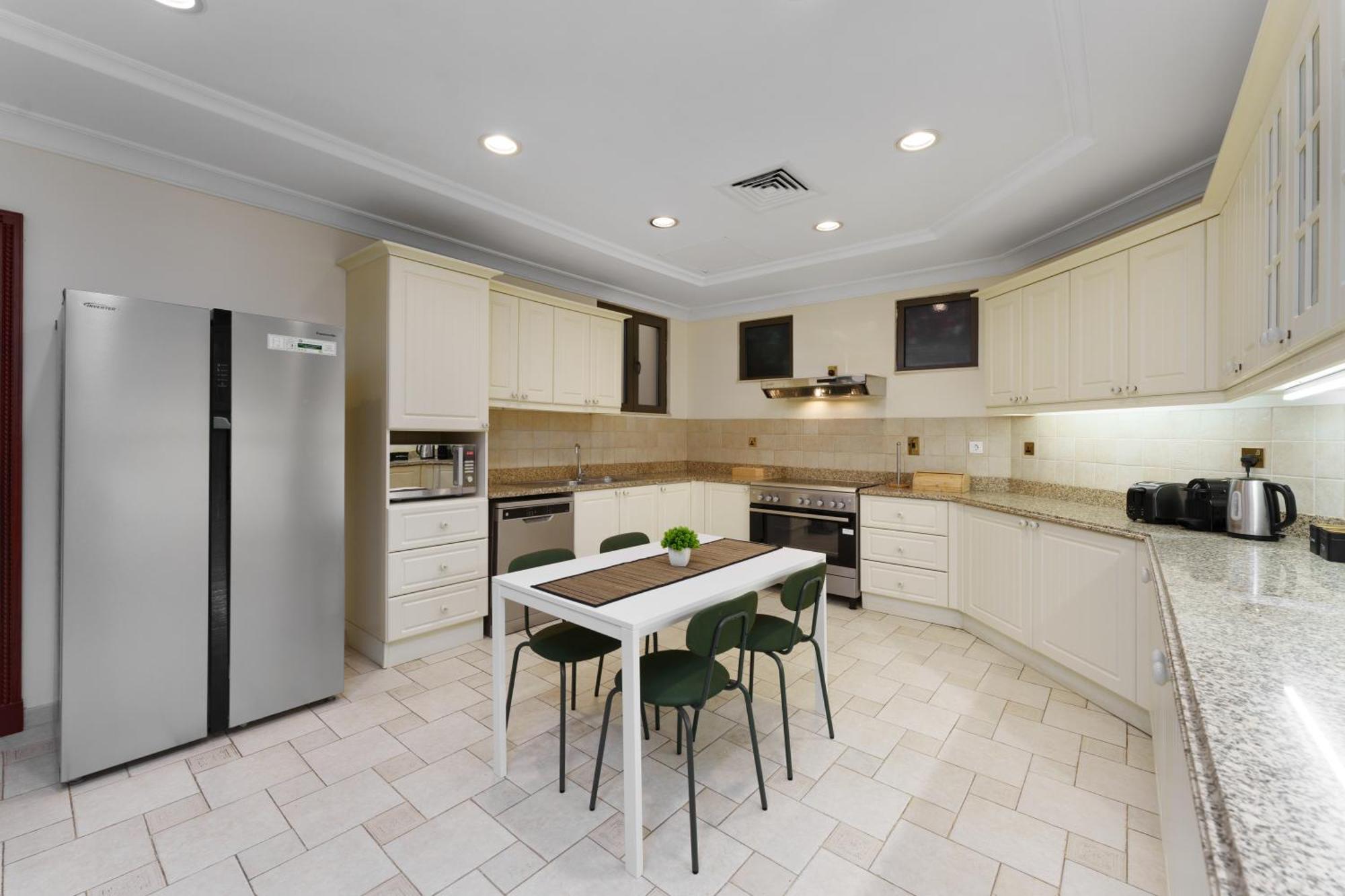 Apartment Stunning With Private Pool & Access *