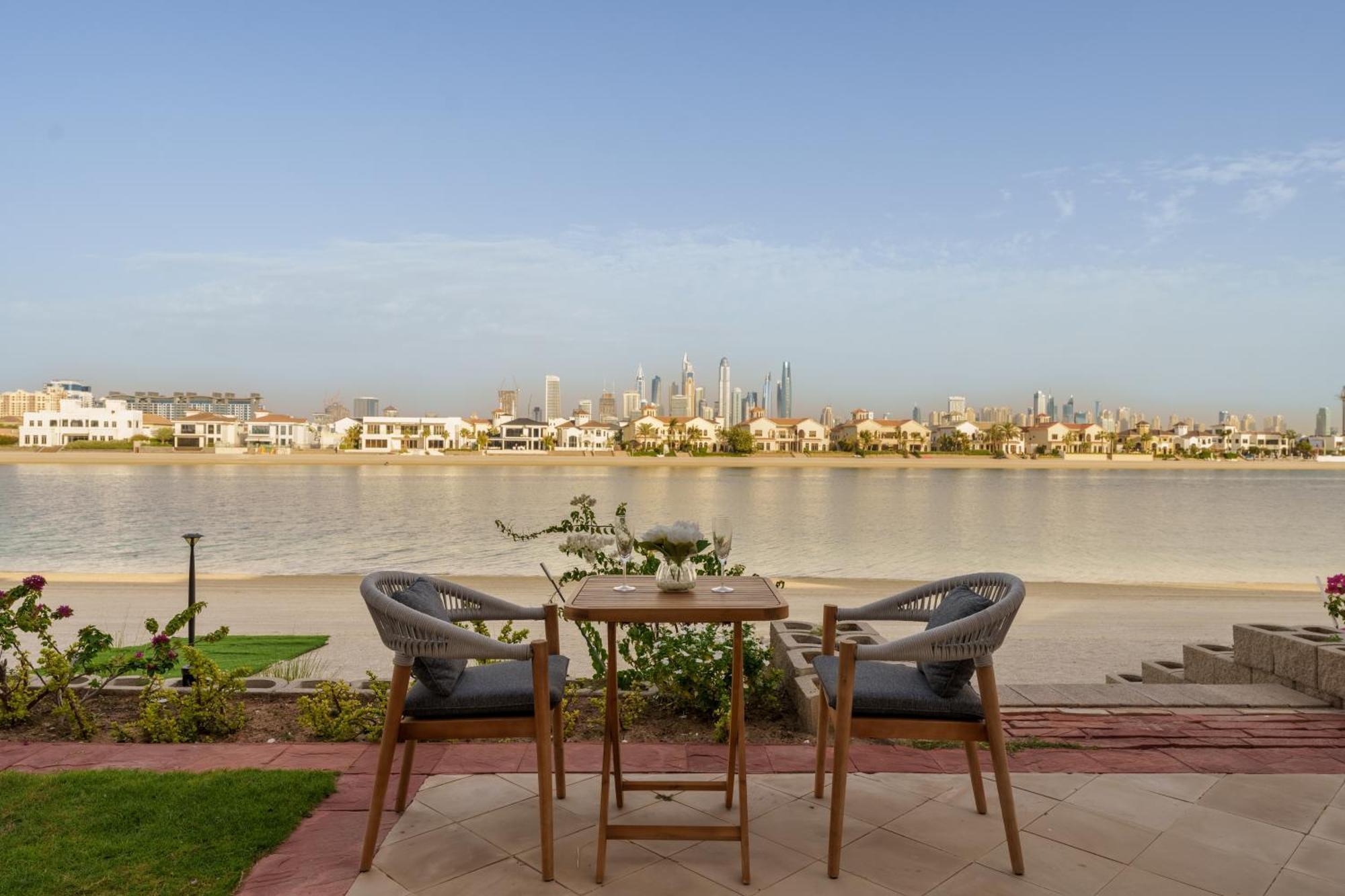 Stunning With Private Pool & Access