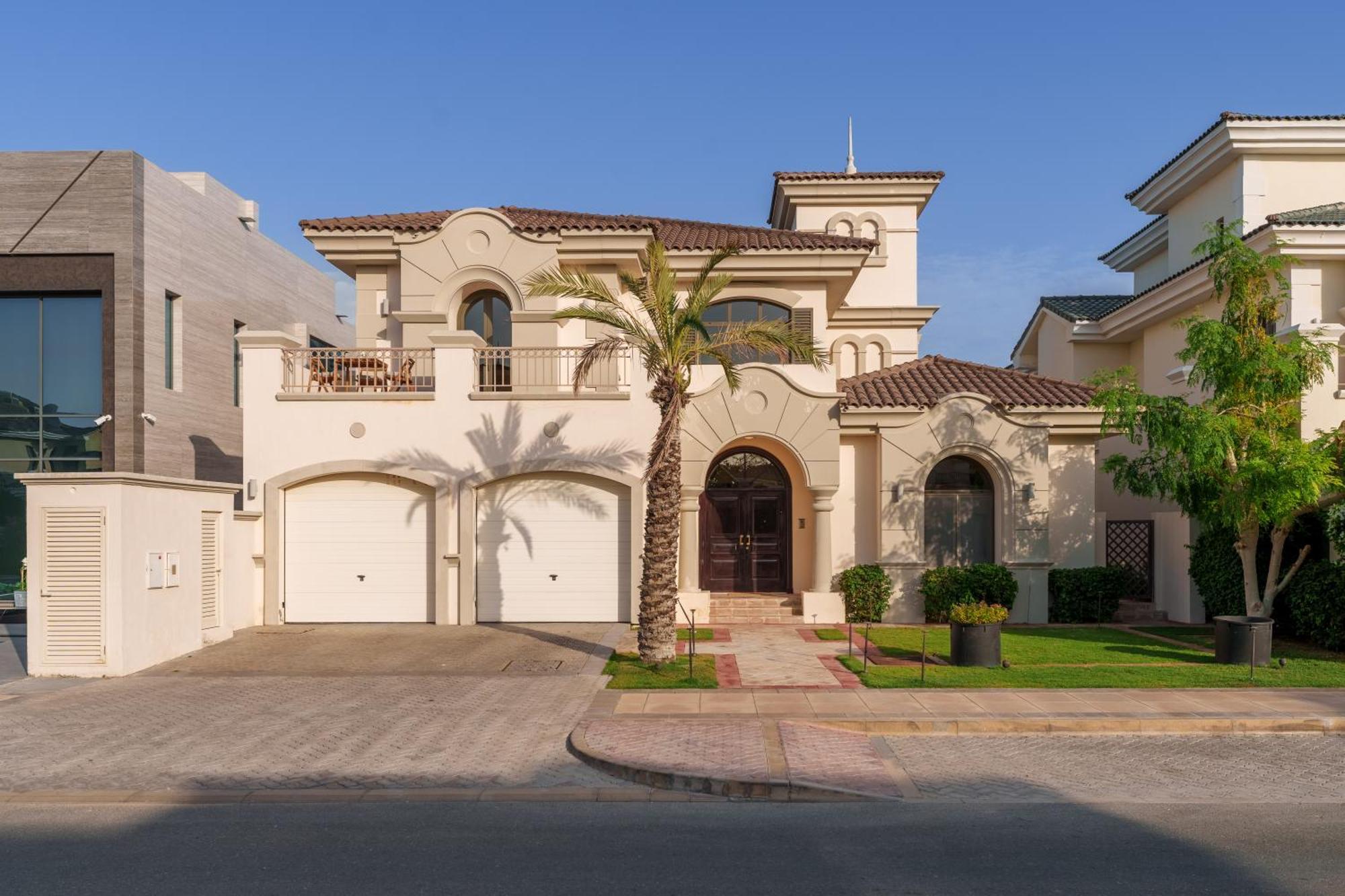 Stunning With Private Pool & Access *