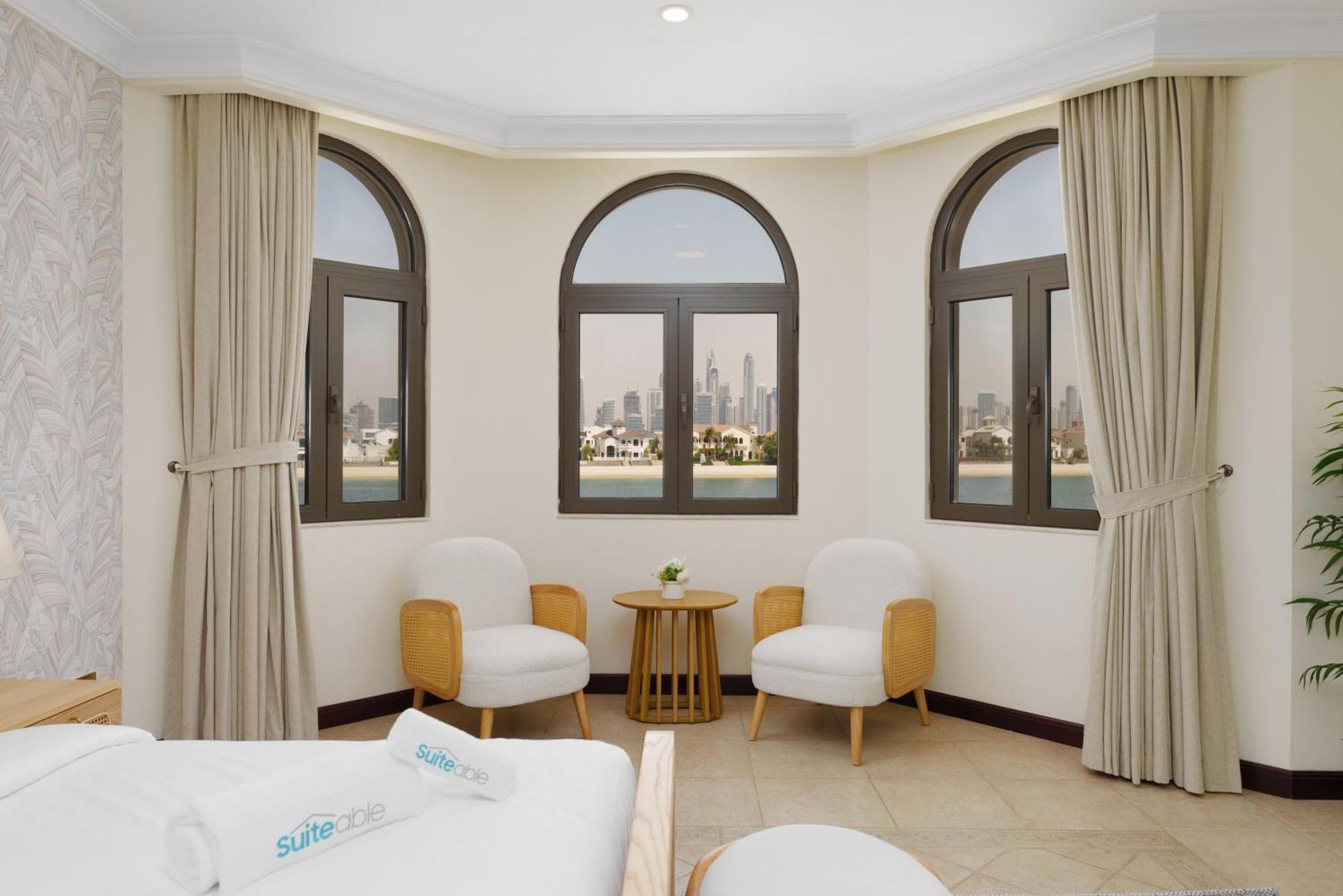 Stunning With Private Pool & Access Apartment *