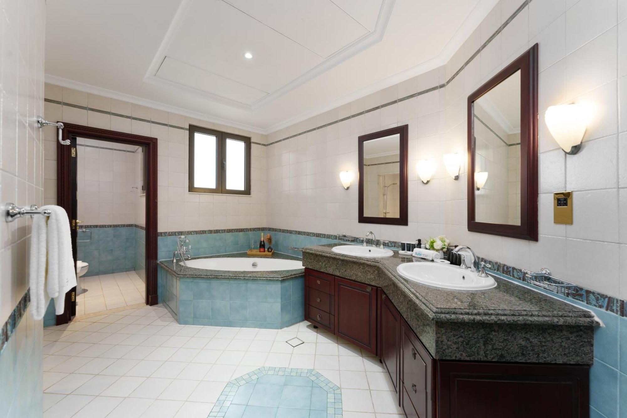 Stunning With Private Pool & Access * Dubai