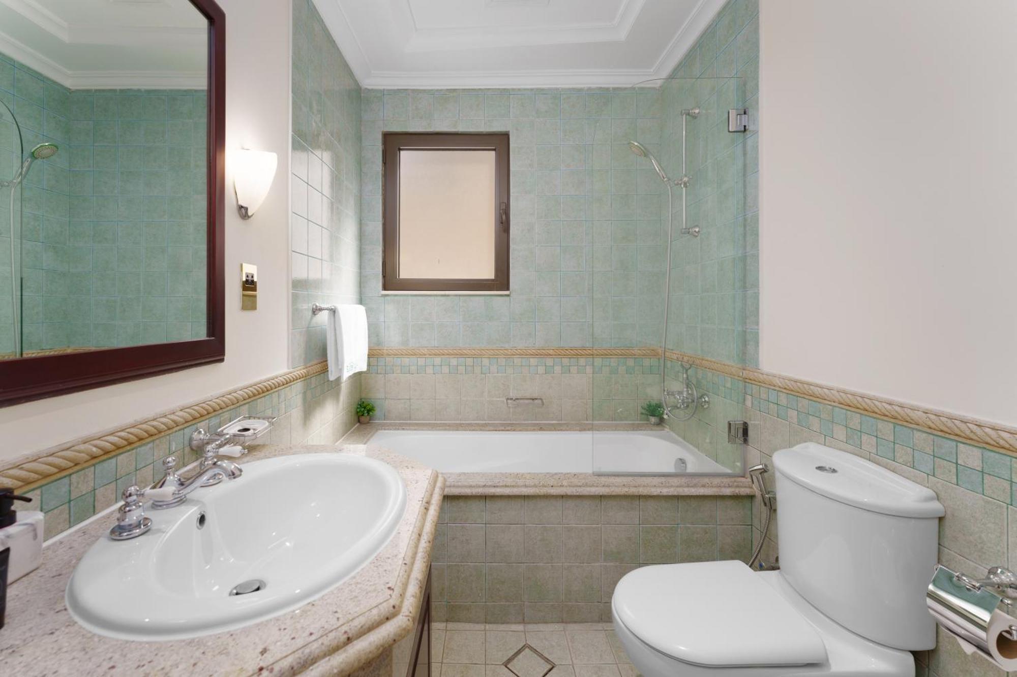 Stunning With Private Pool & Access
