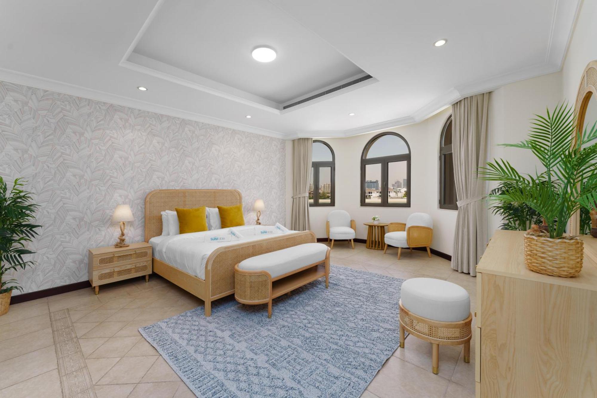 Stunning With Private Pool & Access *
