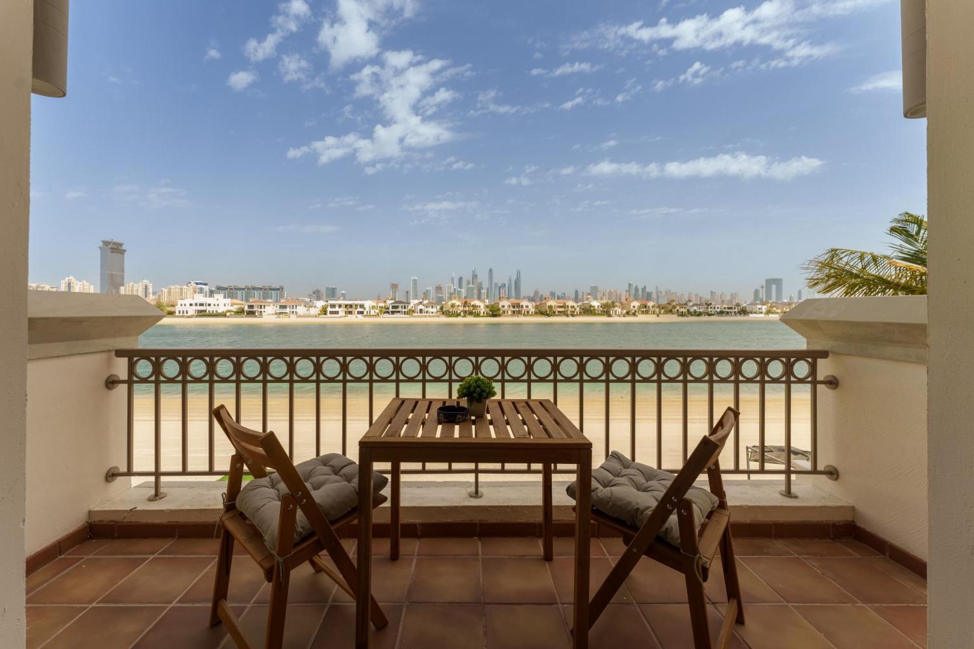 Apartment Stunning With Private Pool & Access