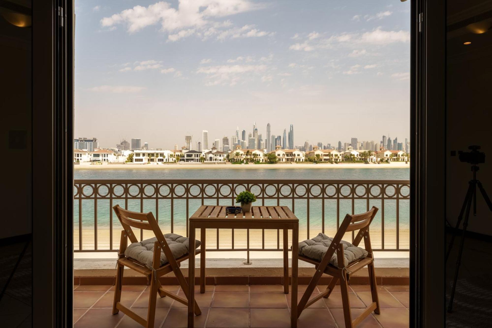 Apartment Stunning With Private Pool & Access Dubai