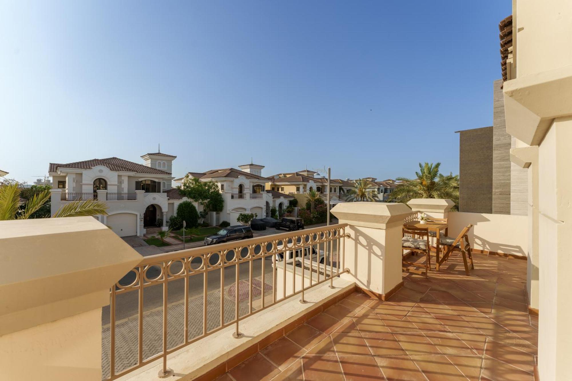 Stunning With Private Pool & Access