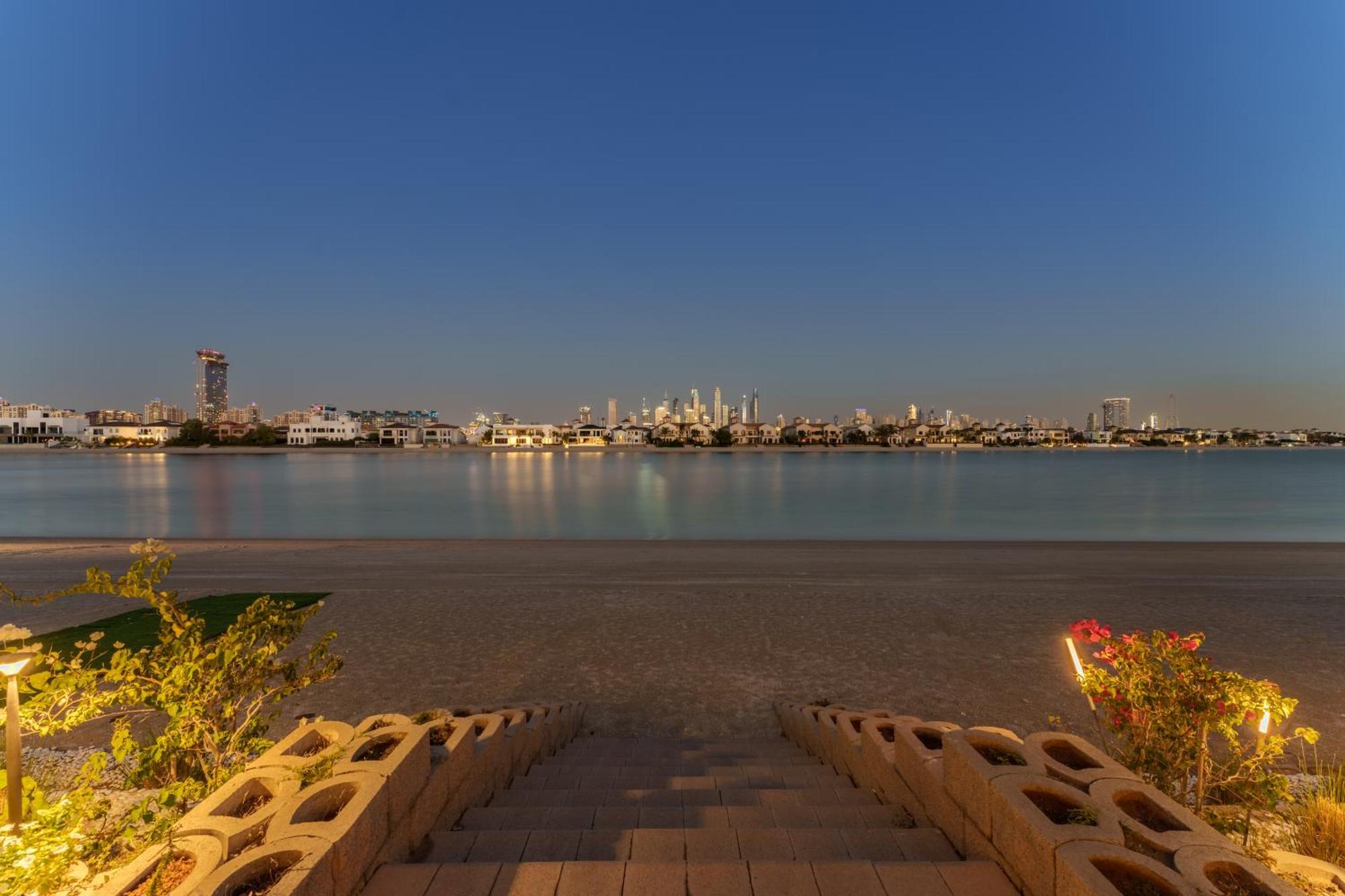 Stunning With Private Pool & Access *