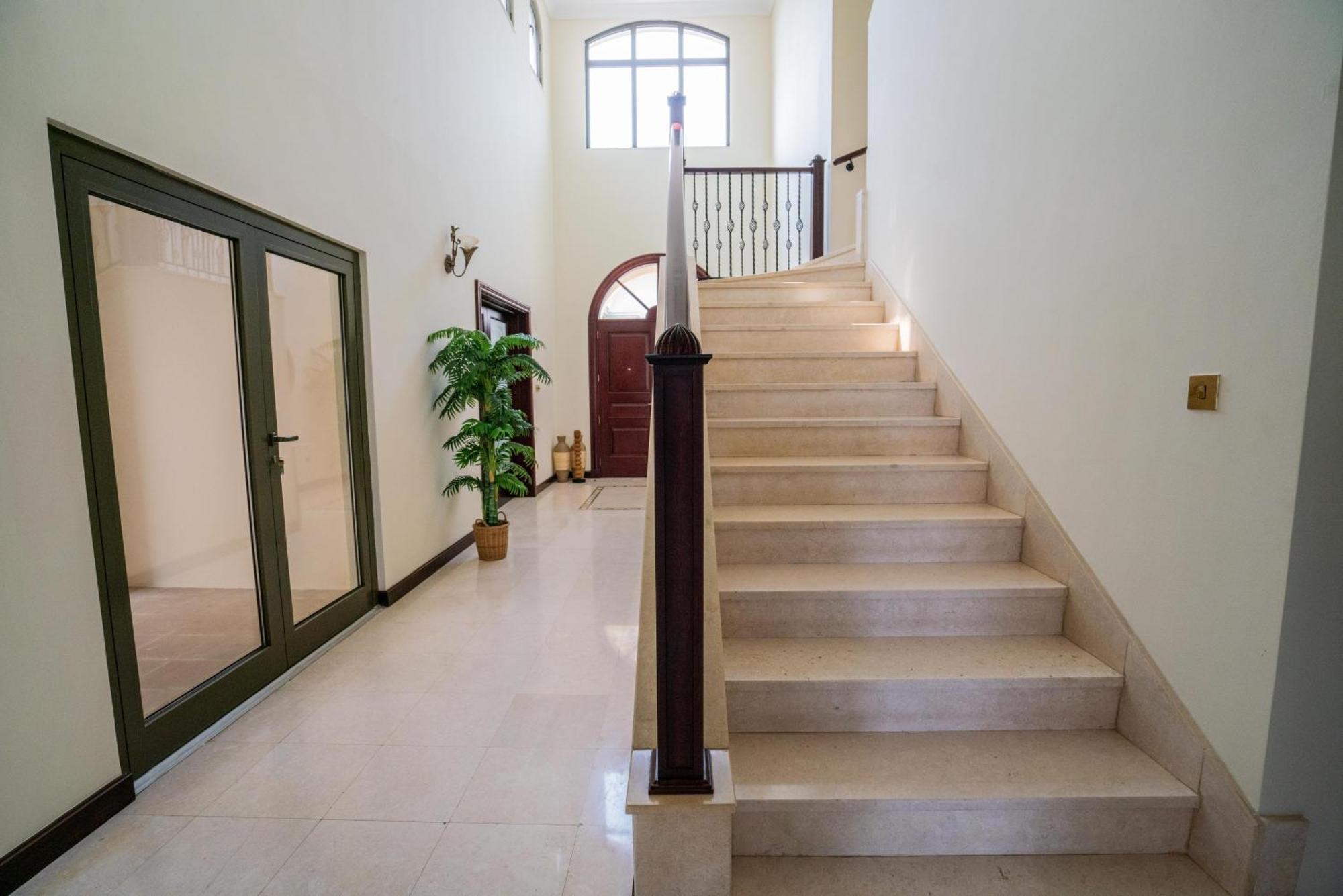 Stunning With Private Pool & Access Apartment *