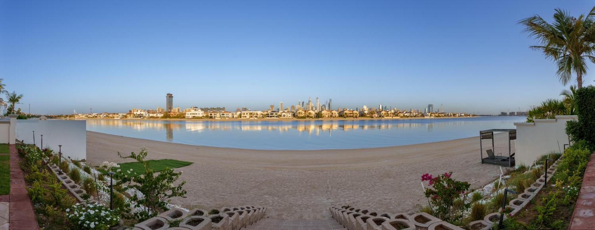 Stunning With Private Pool & Access *