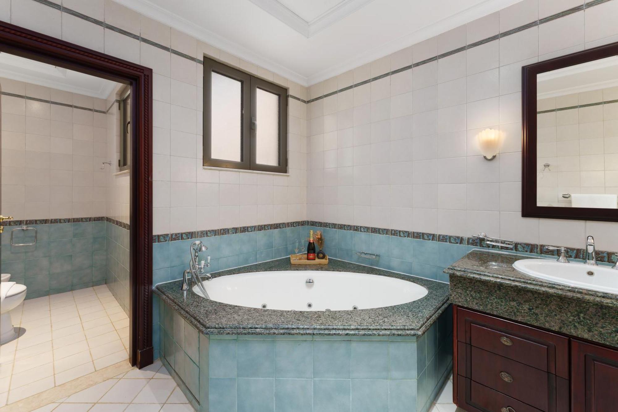 Stunning With Private Pool & Access Apartment