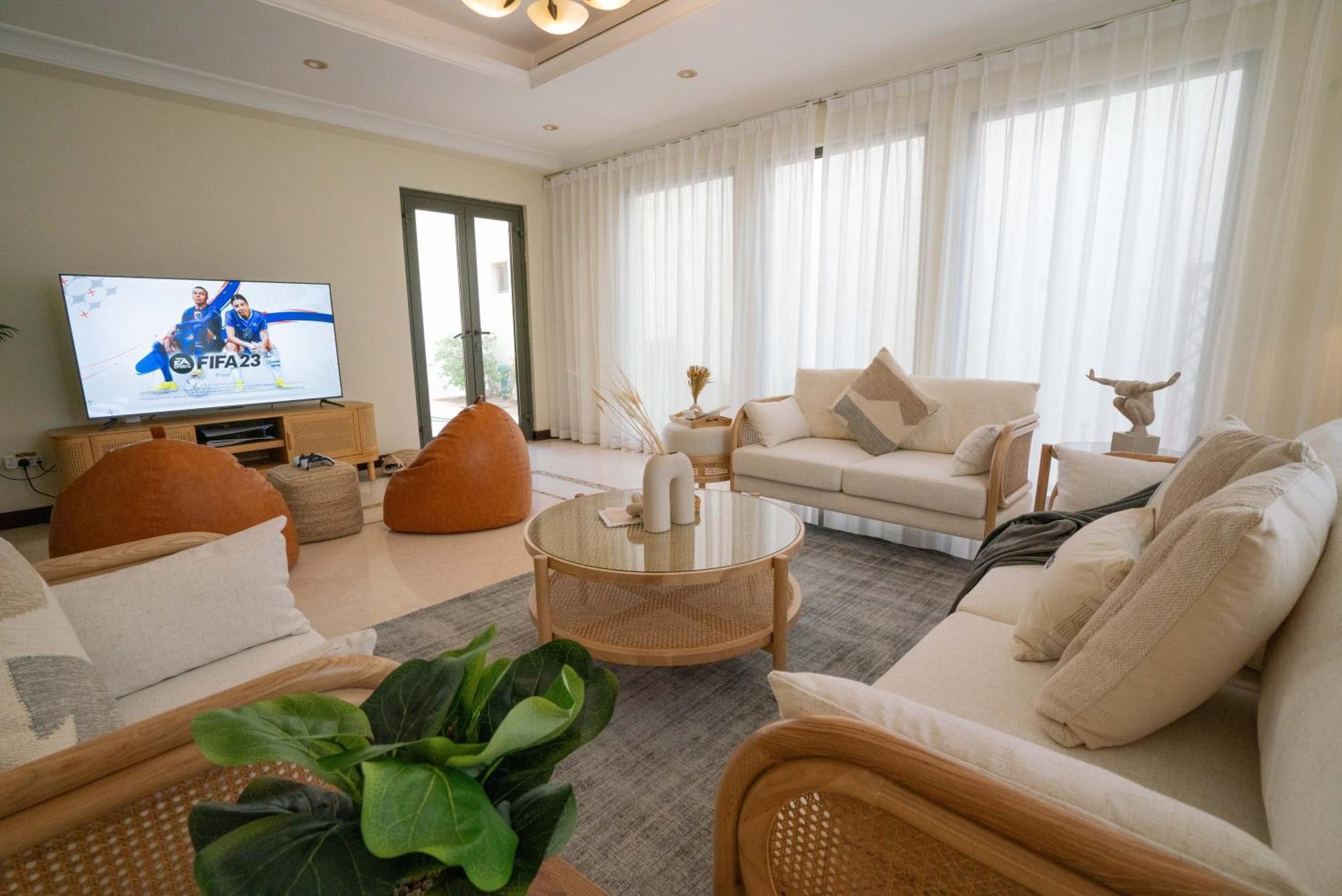 Stunning With Private Pool & Access * Dubai