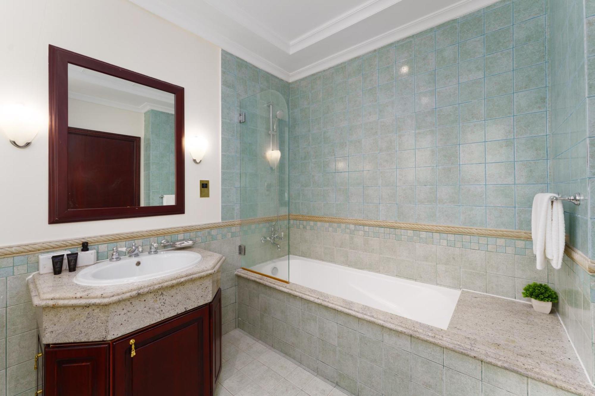 Apartment Stunning With Private Pool & Access *