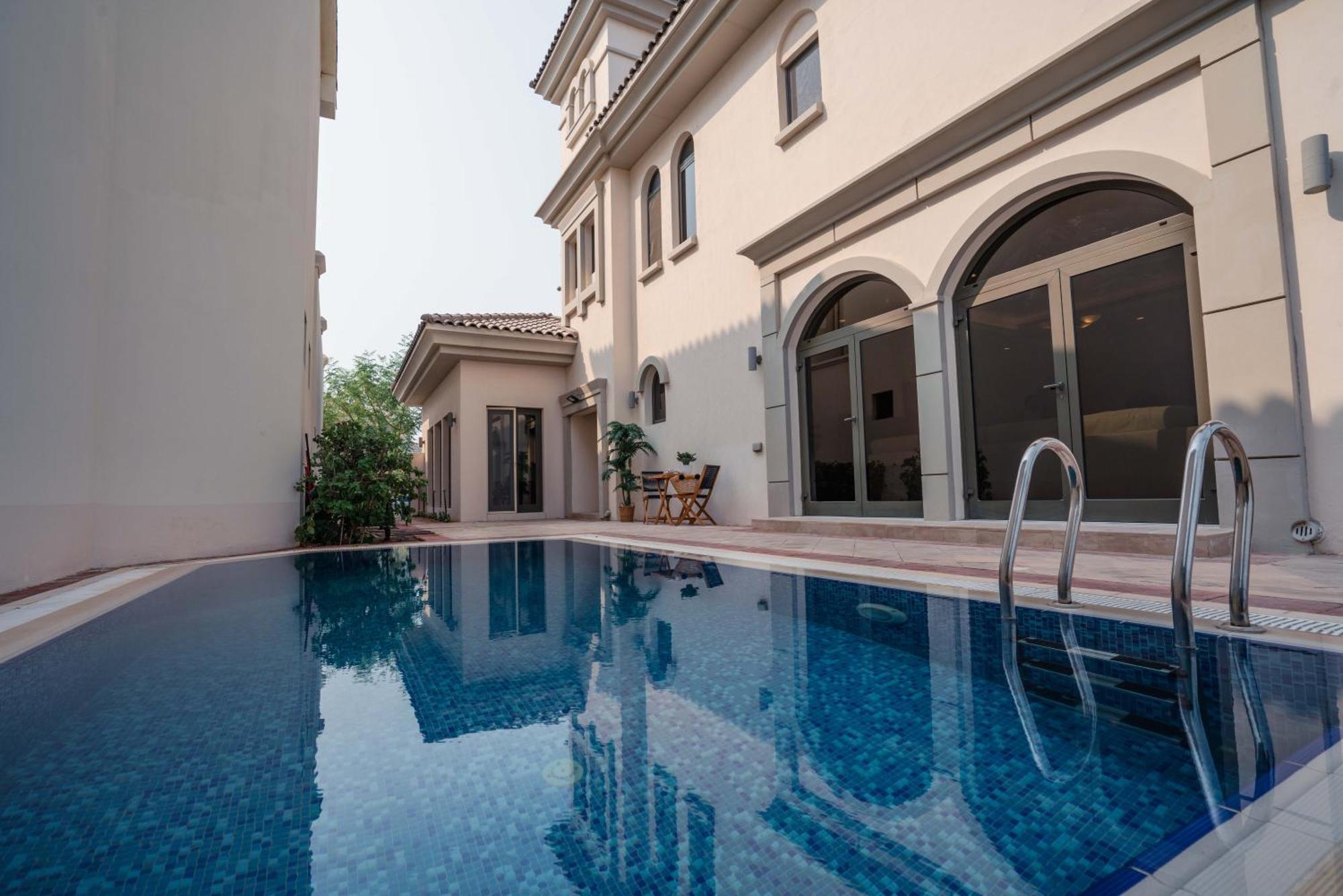 Apartment Stunning With Private Pool & Access Dubai