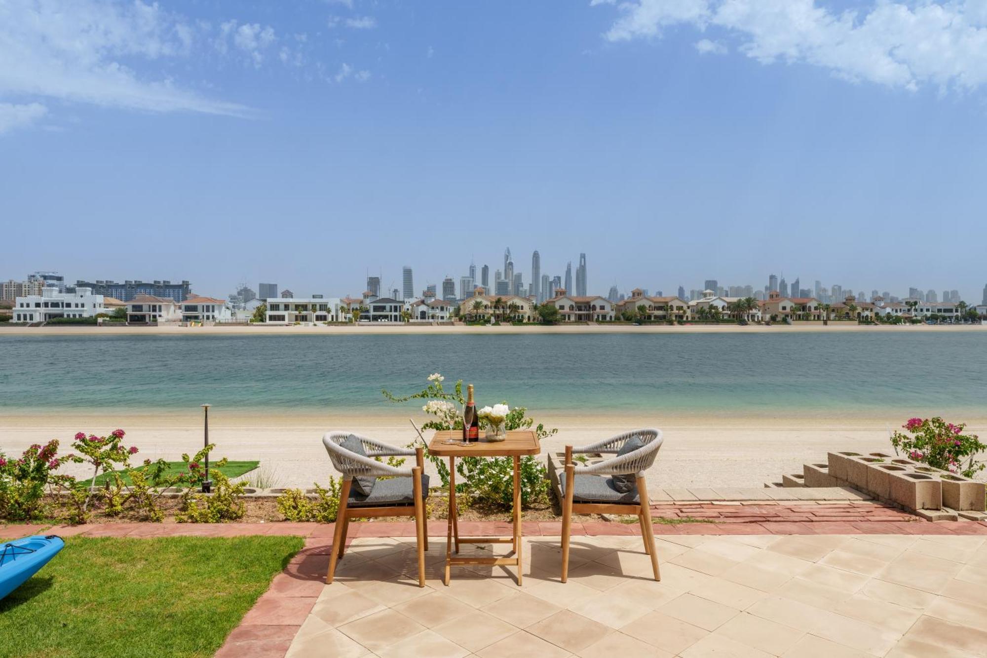 Stunning With Private Pool & Access * Dubai