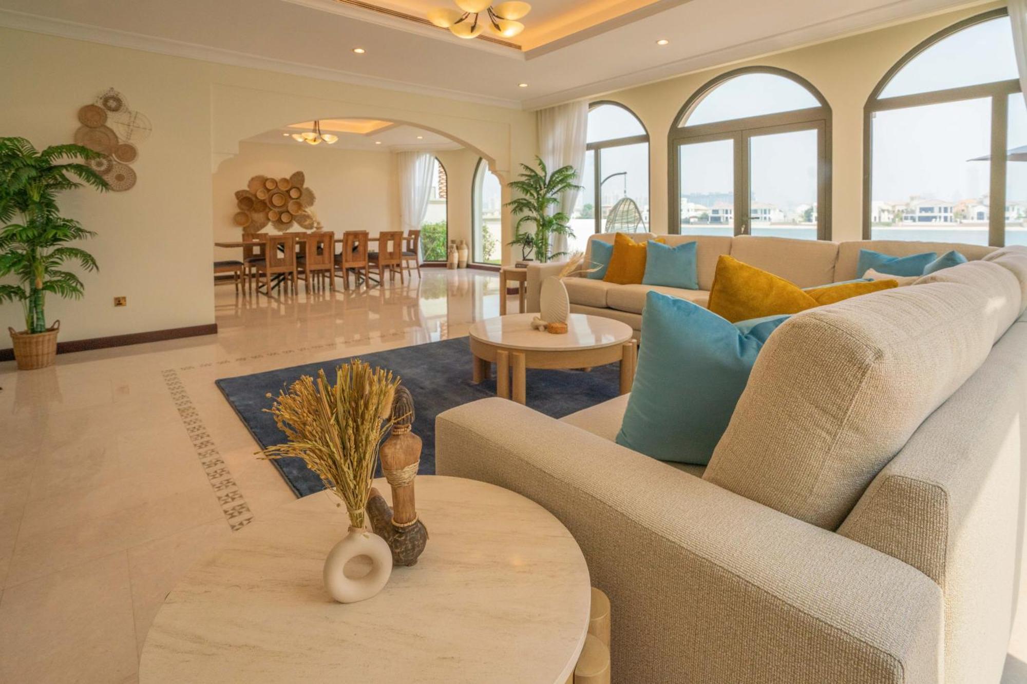 Stunning With Private Pool & Access