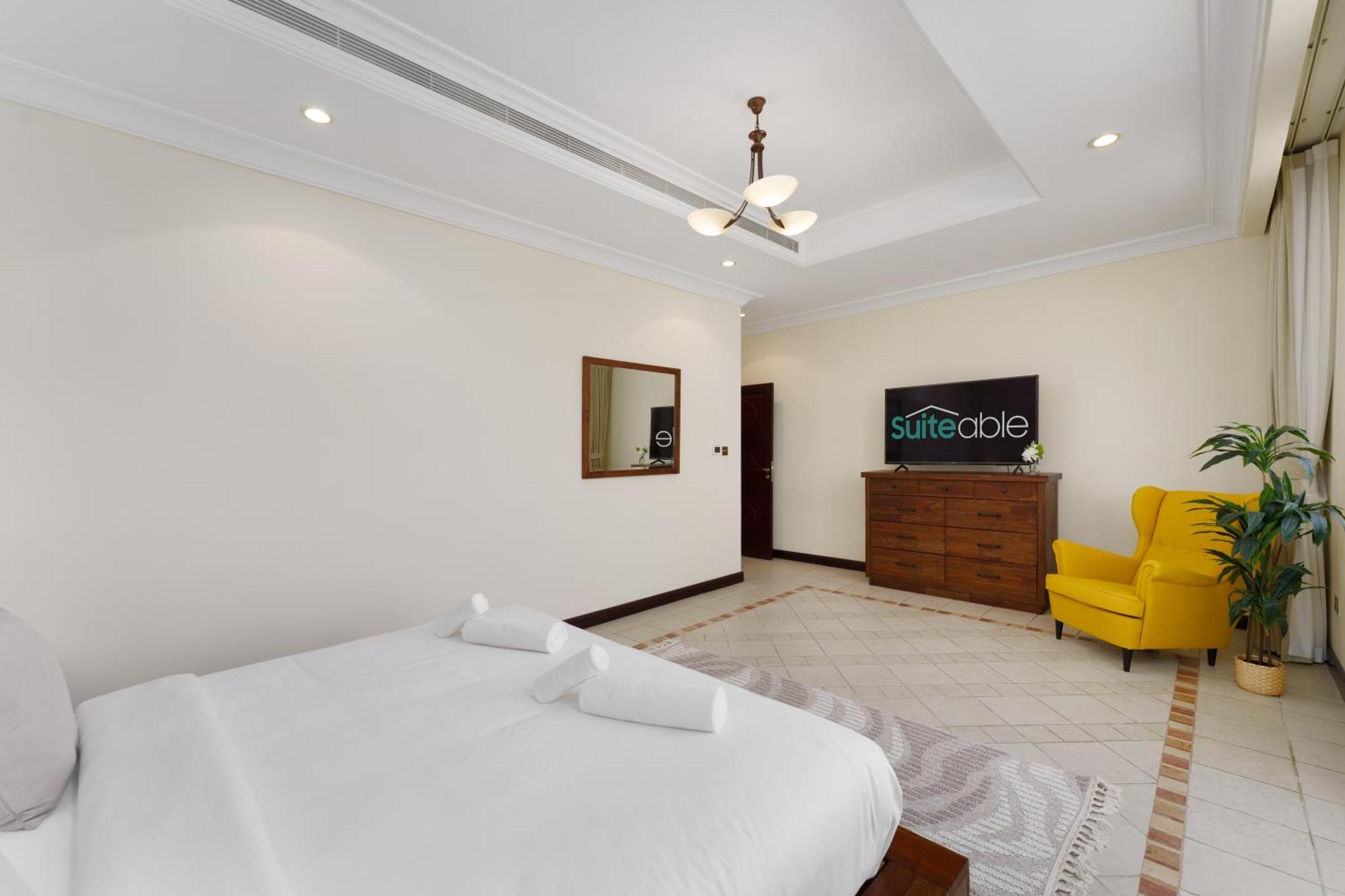 Stunning With Private Pool & Access Apartment *