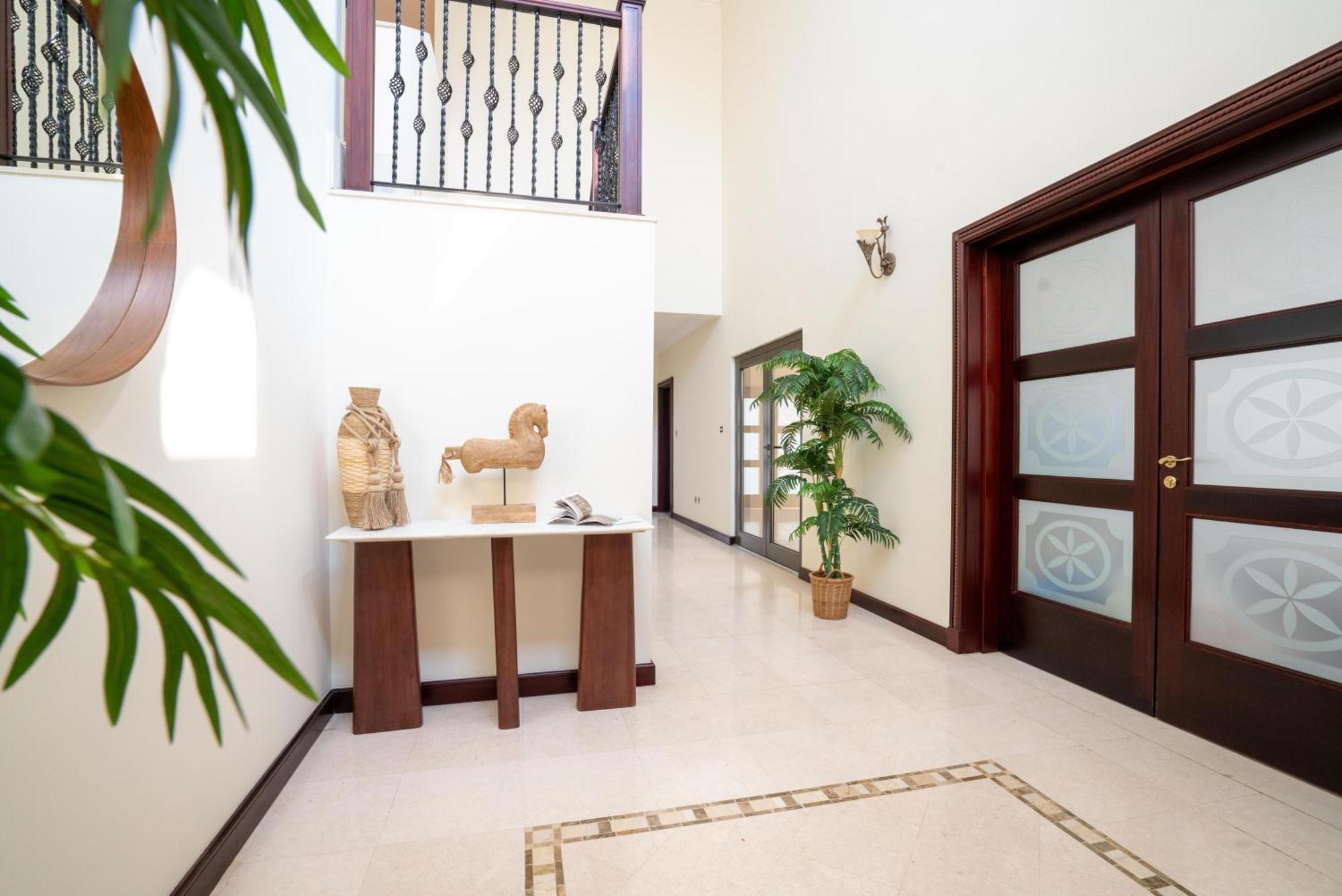 Stunning With Private Pool & Access *