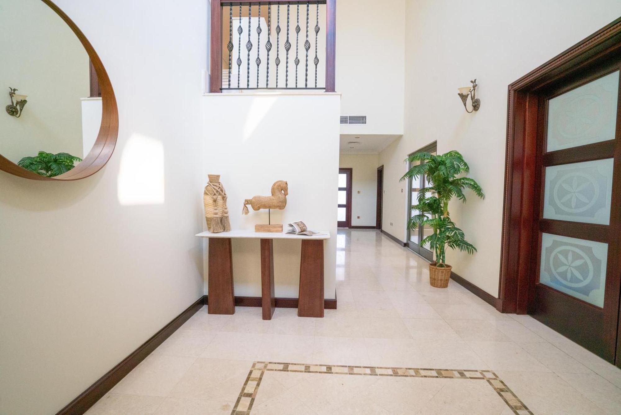 Stunning With Private Pool & Access *