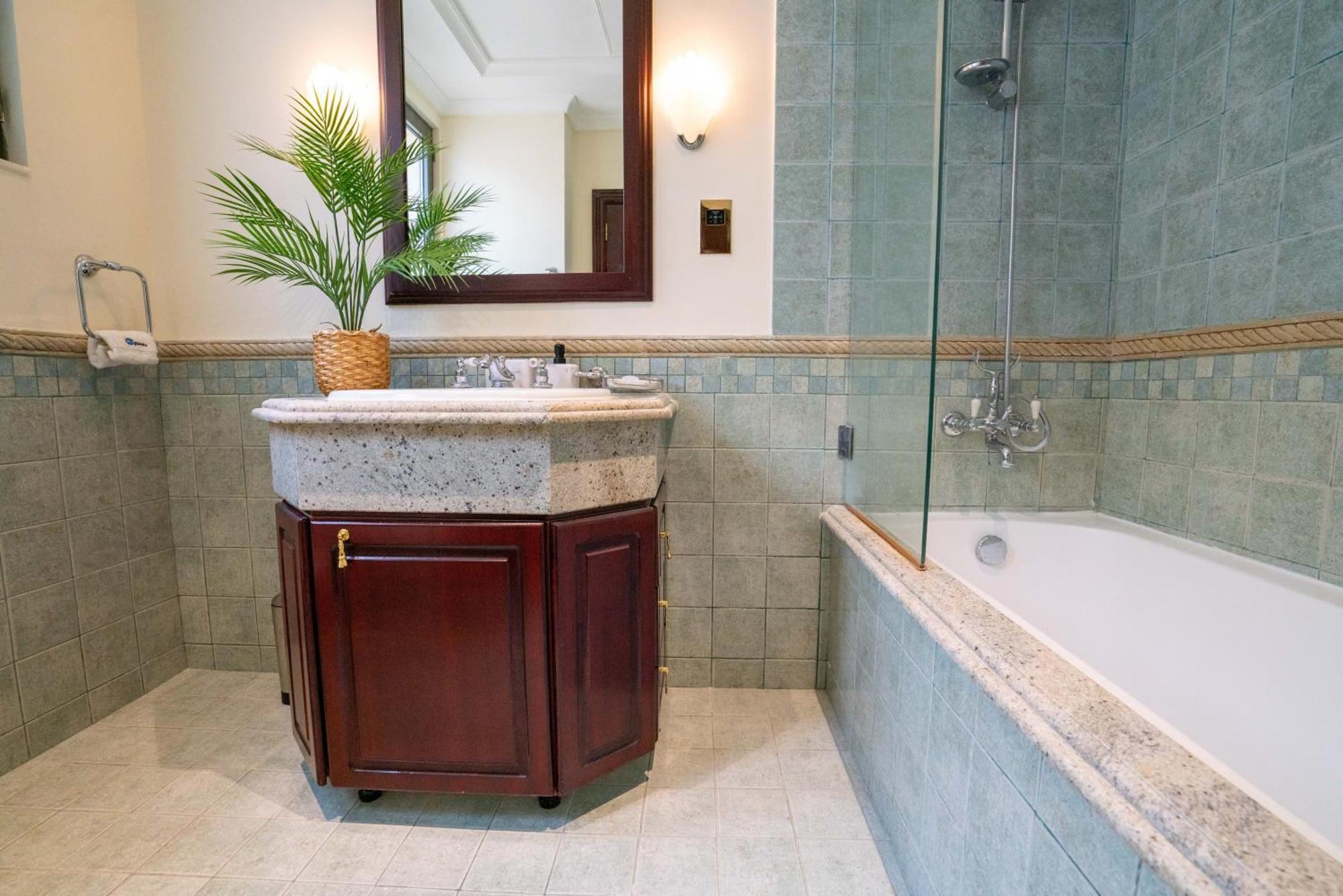 Stunning With Private Pool & Access * Dubai