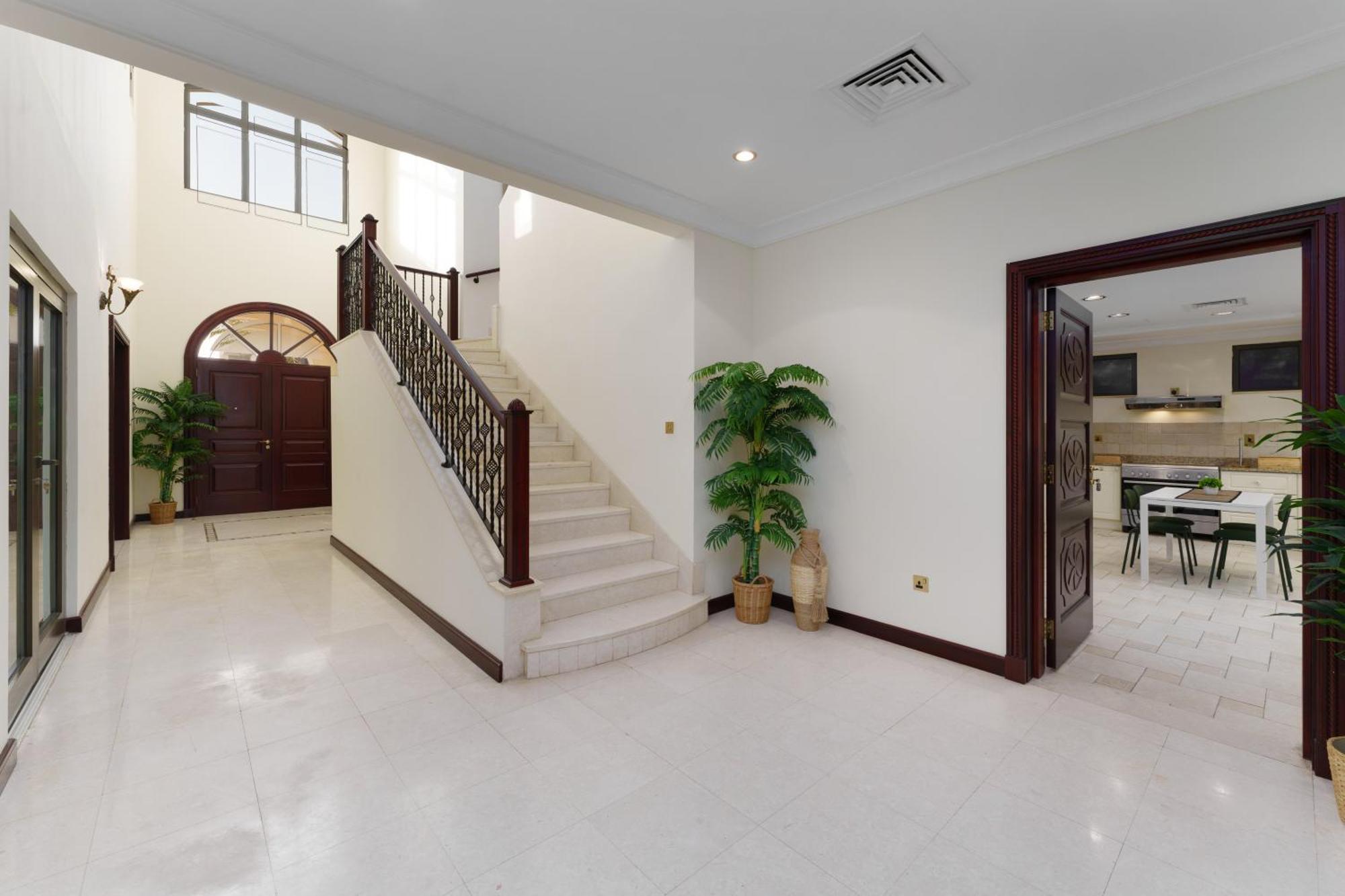 Stunning With Private Pool & Access Apartment *