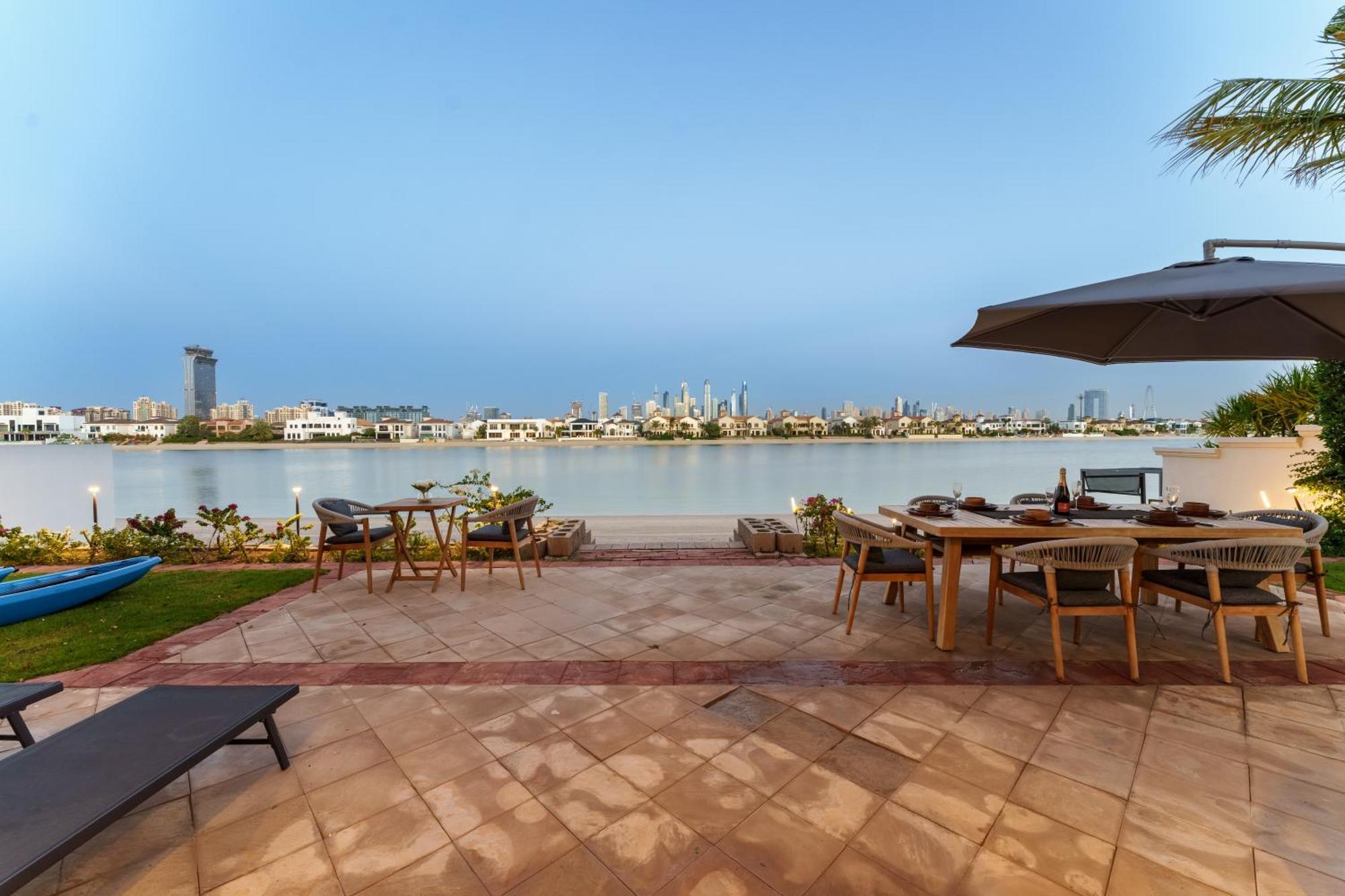 Stunning With Private Pool & Access Dubai