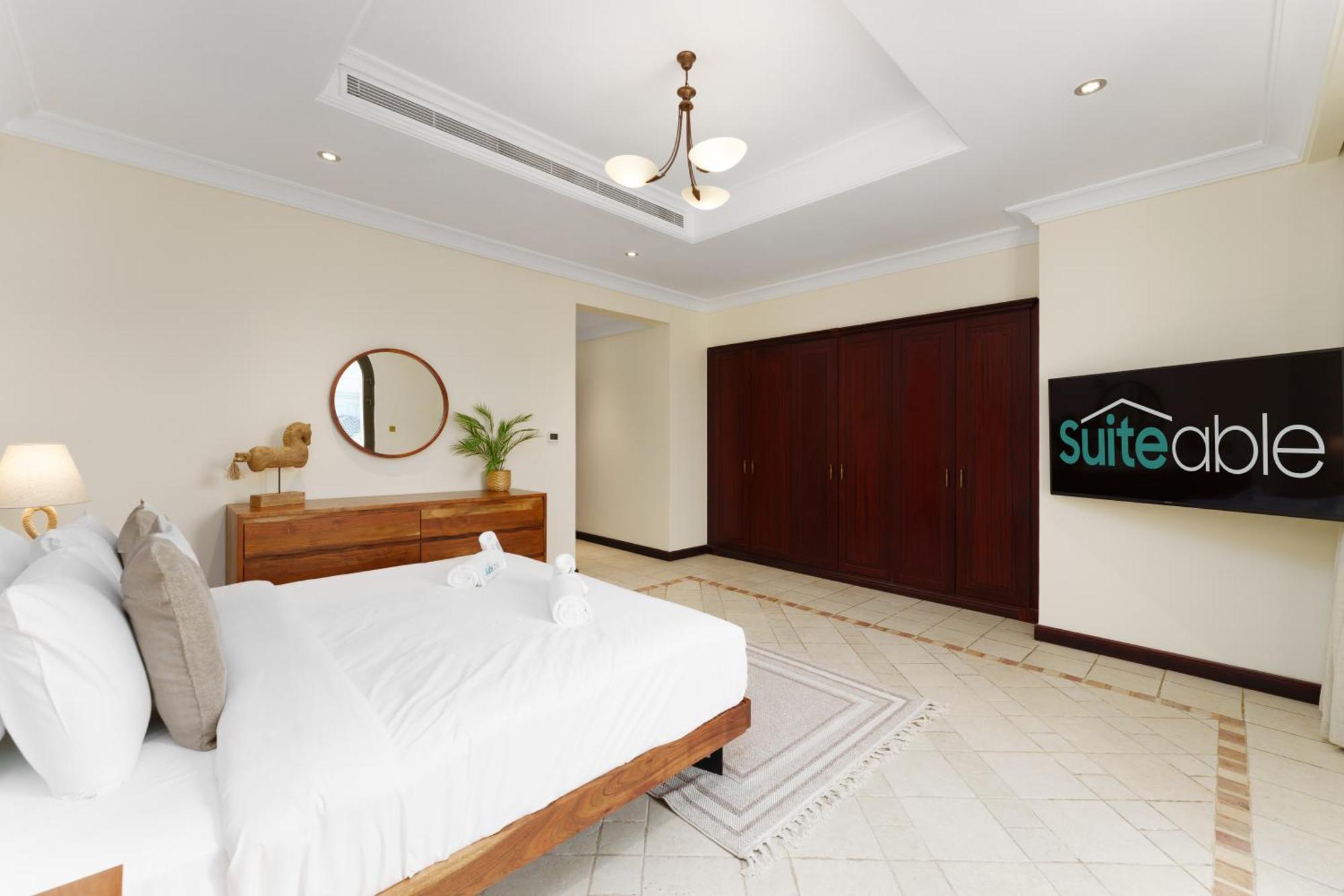 Stunning With Private Pool & Access Apartment *