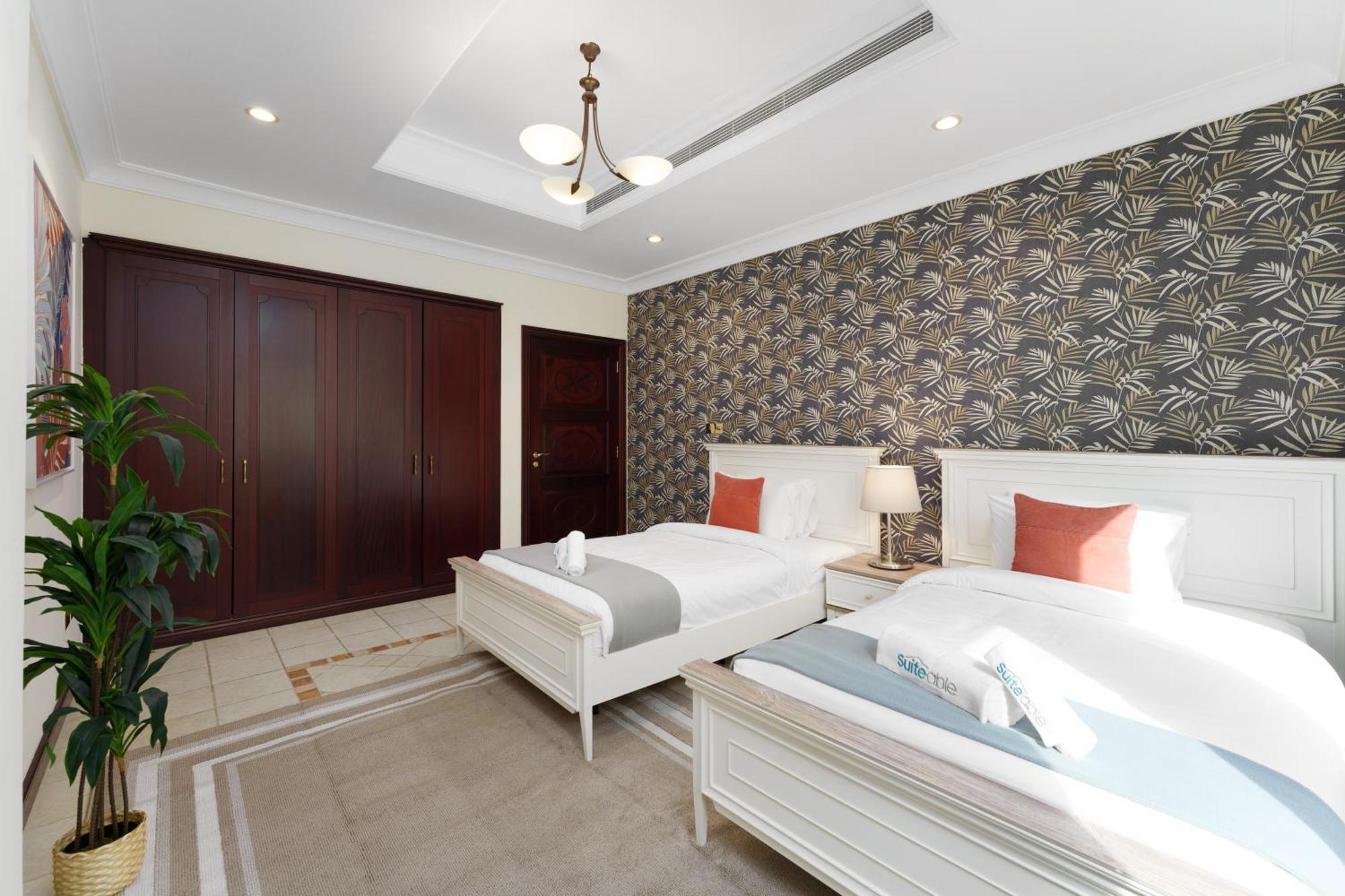 Stunning With Private Pool & Access Apartment Dubai