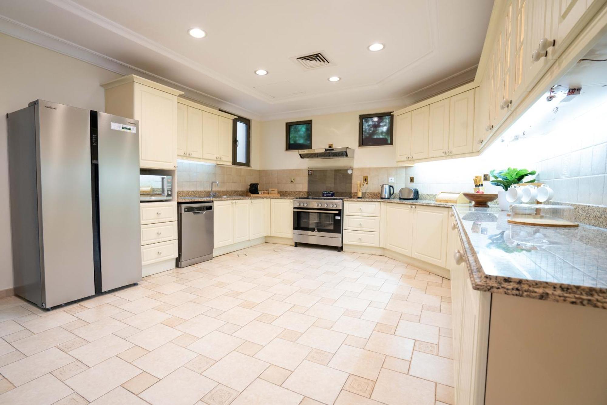 Stunning With Private Pool & Access *