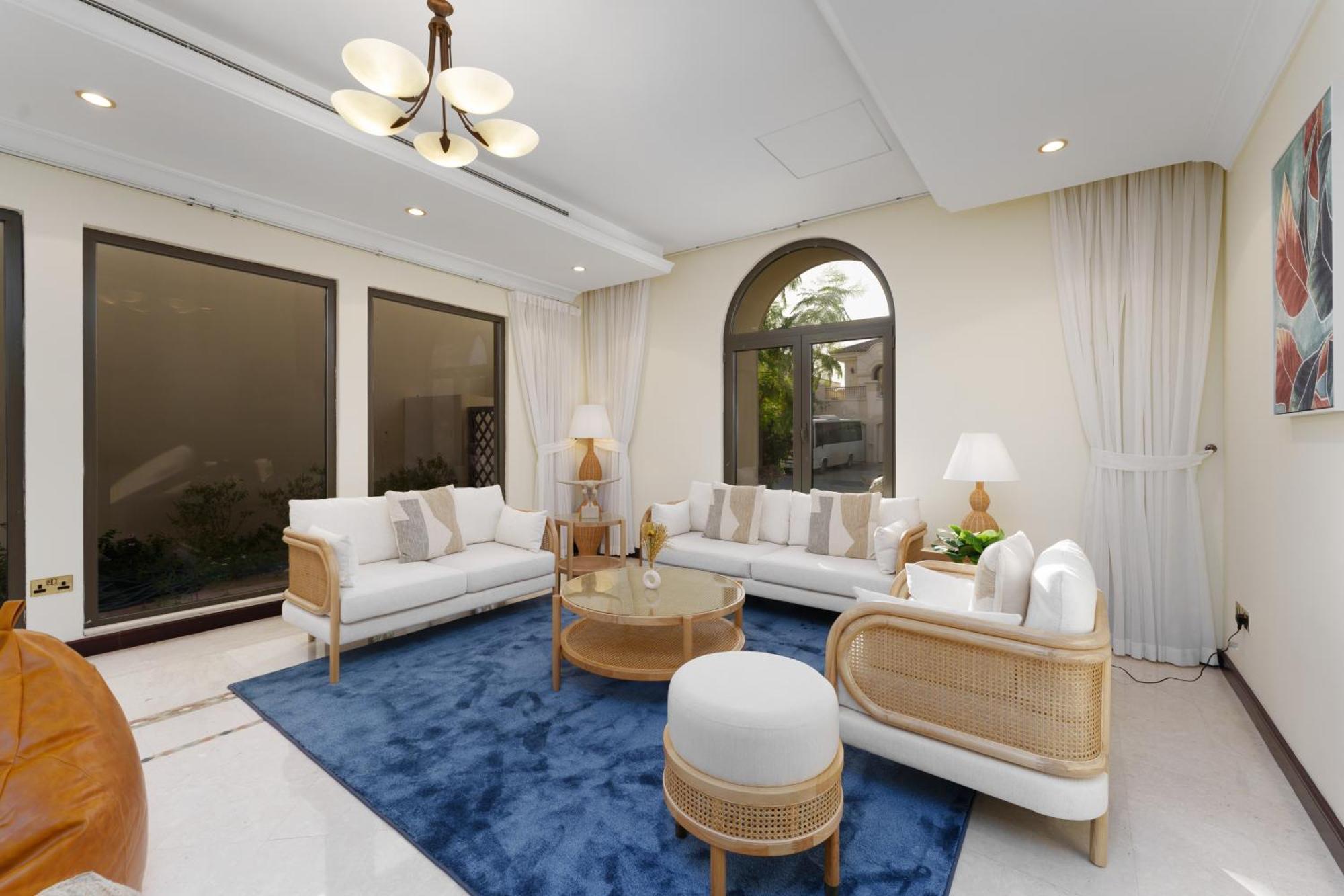 Stunning With Private Pool & Access Dubai