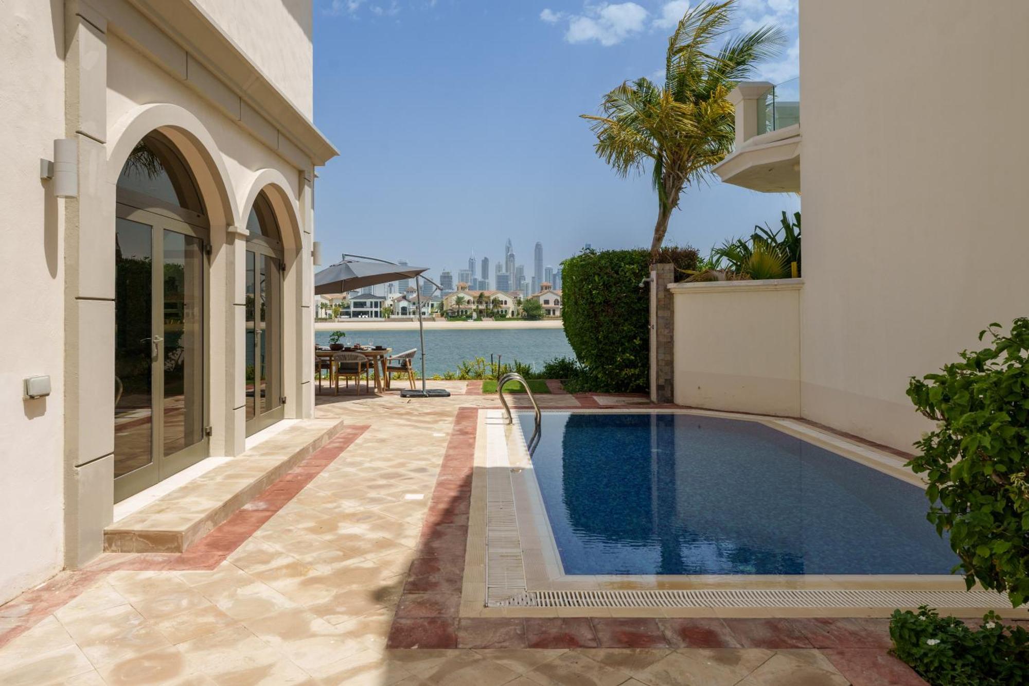 Stunning With Private Pool & Access