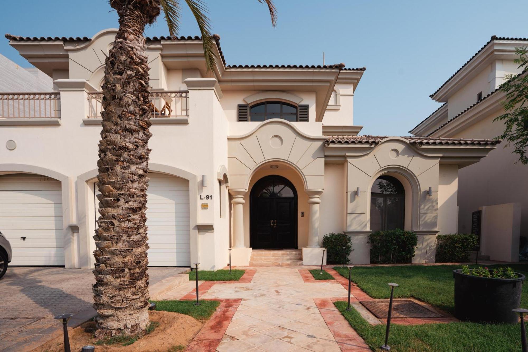 Stunning With Private Pool & Access Apartment