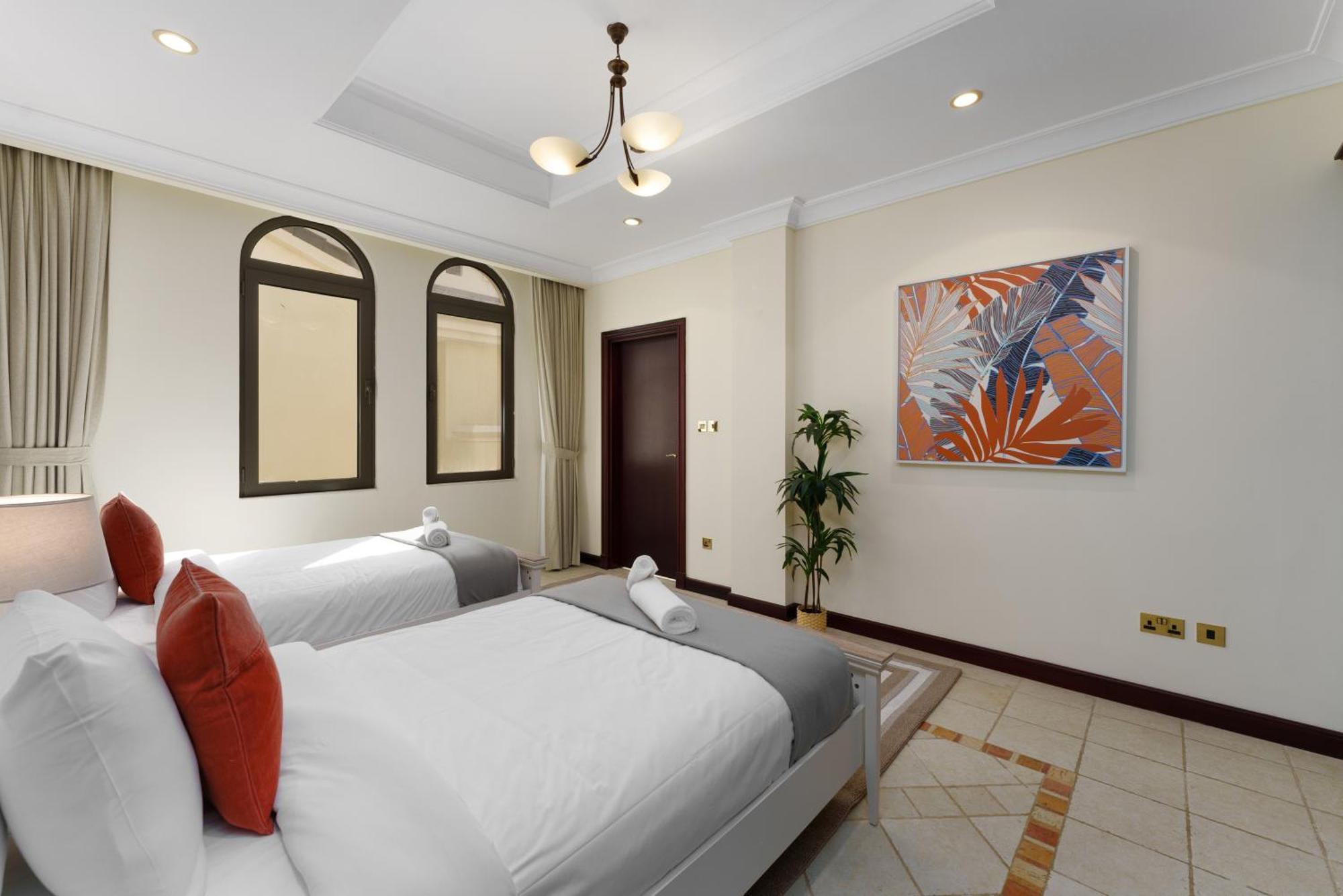 Stunning With Private Pool & Access Apartment