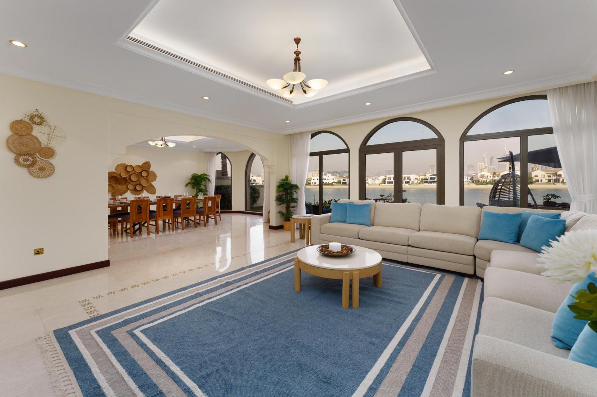 Stunning With Private Pool & Access *