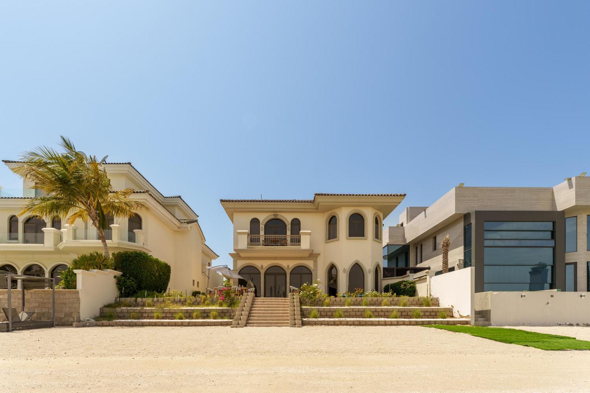 Stunning With Private Pool & Access Dubai