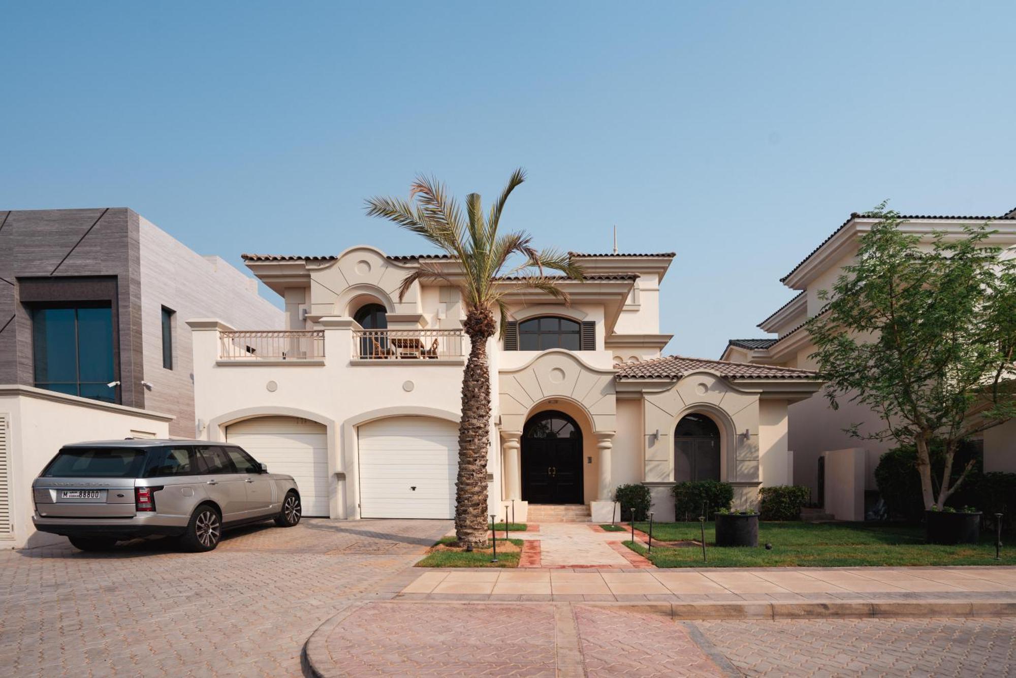 Stunning With Private Pool & Access Apartment *