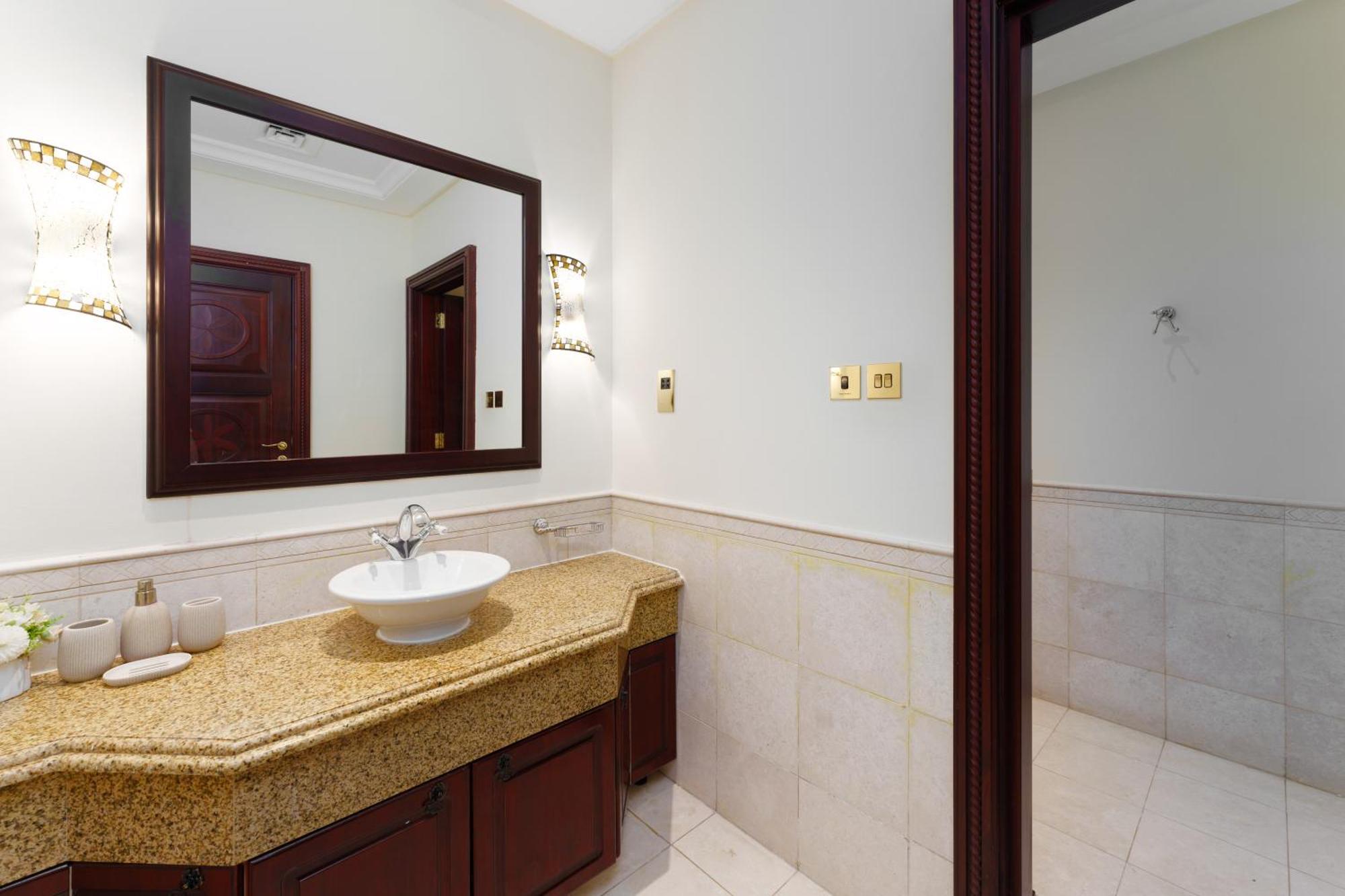 Stunning With Private Pool & Access Apartment Dubai