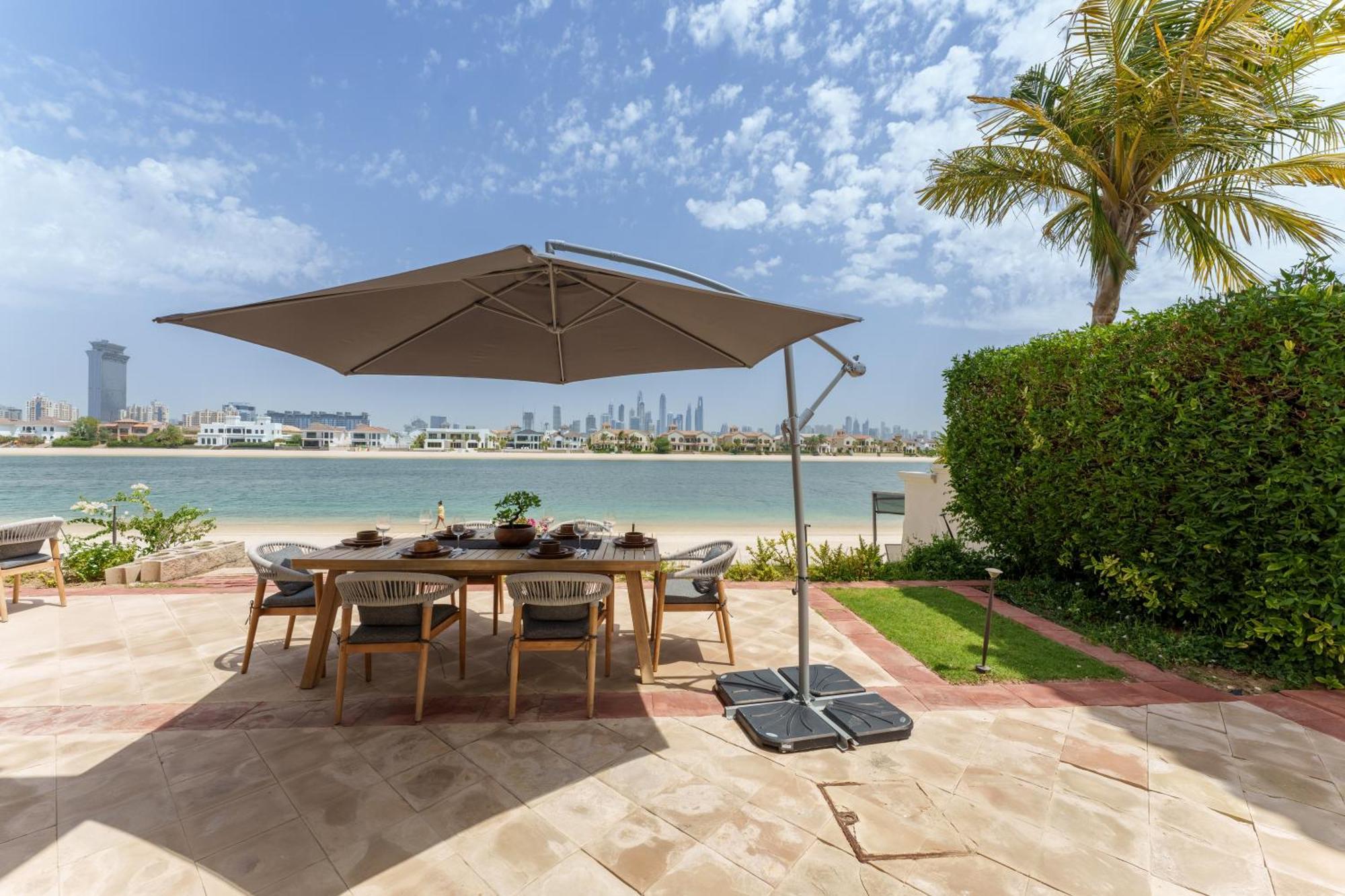 Stunning With Private Pool & Access Dubai