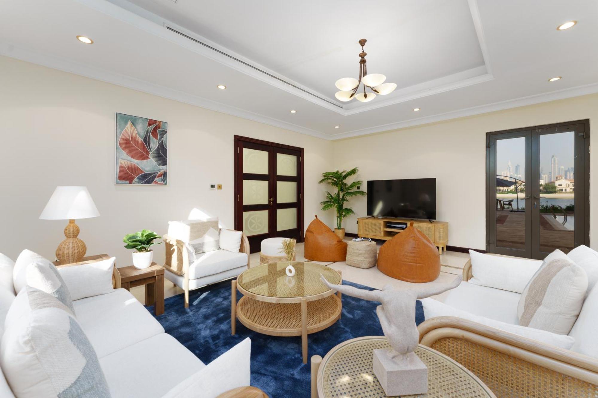 Stunning With Private Pool & Access Dubai
