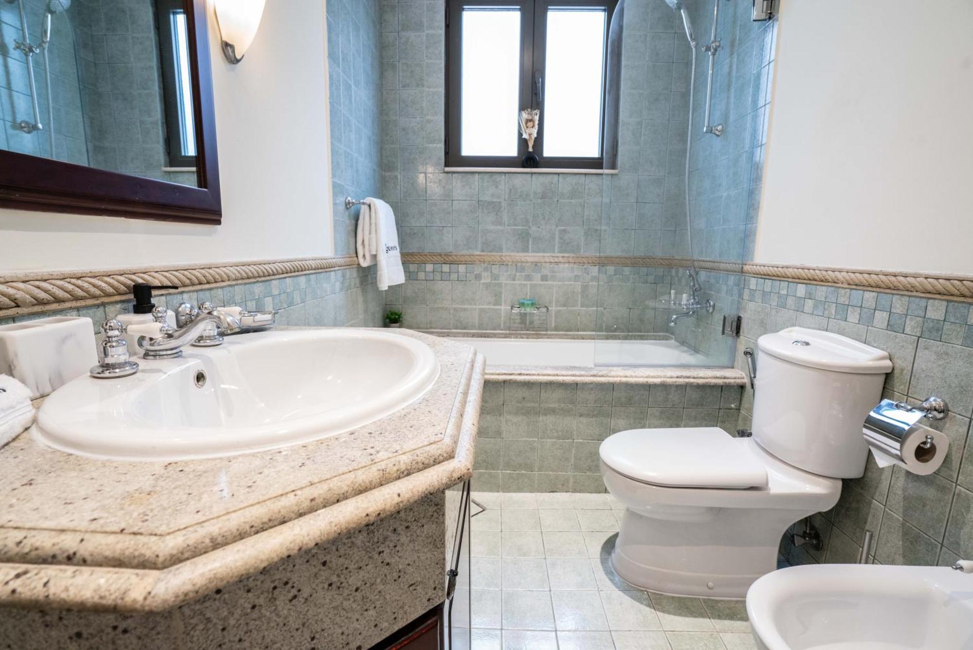 Stunning With Private Pool & Access Apartment *