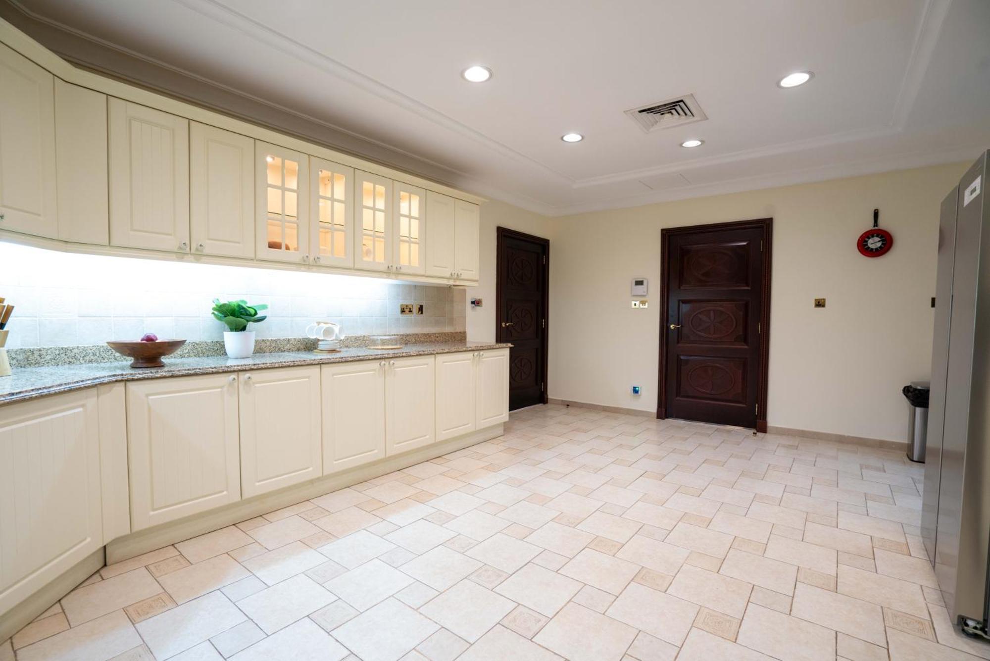 Stunning With Private Pool & Access Apartment Dubai