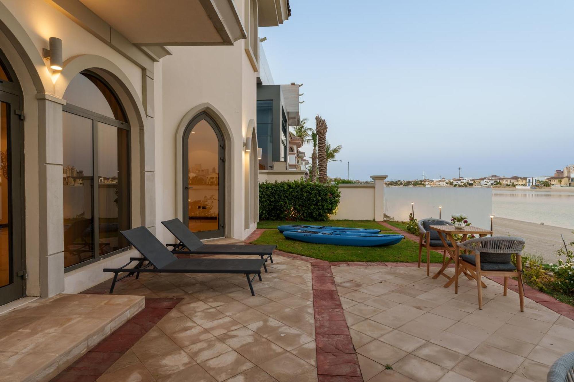 Stunning With Private Pool & Access Dubai